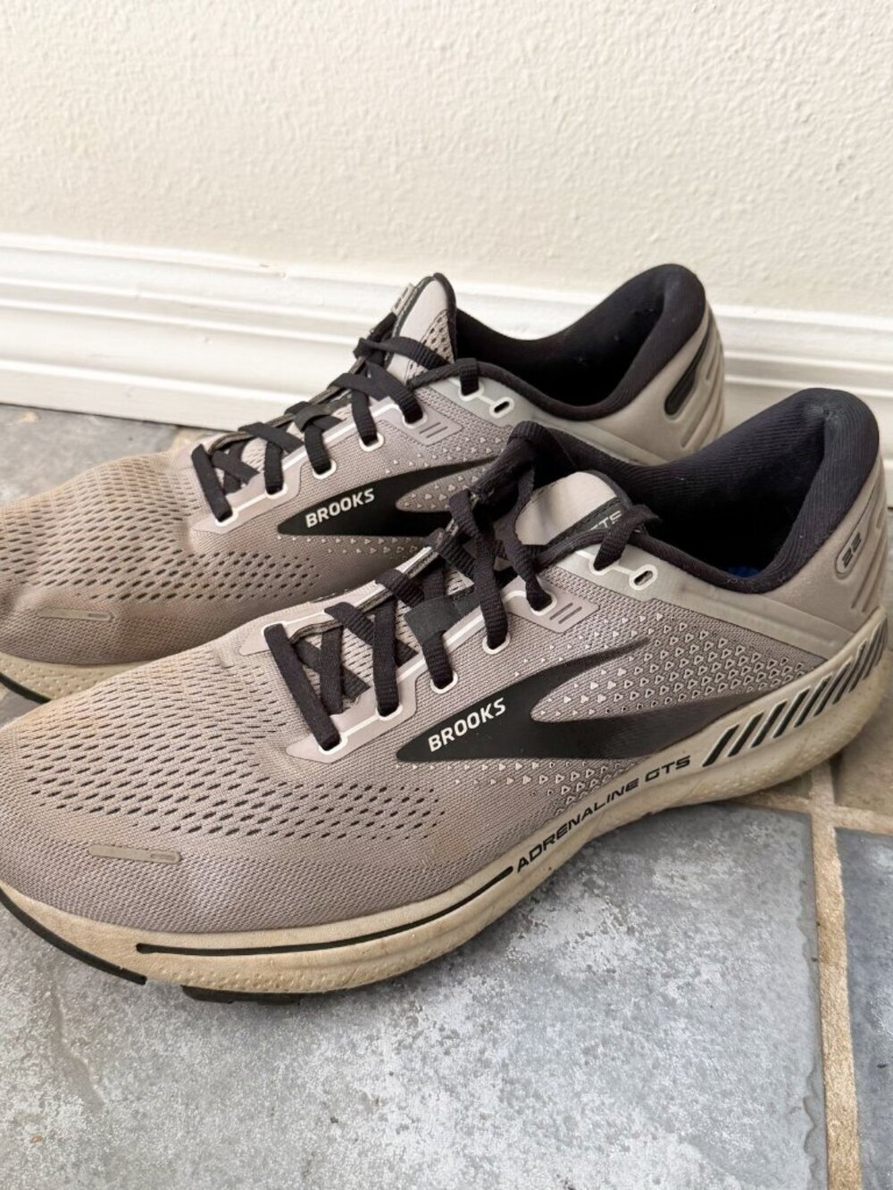 Brooks Adrenaline GTS 22 Men’s Size 12 Gray Running Shoes